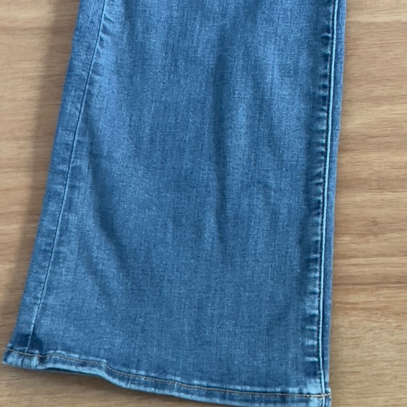 American Eagle Kick Boot wide leg jeans Women's size 8 US Reg medium wash AEO - Picture 2 of 8